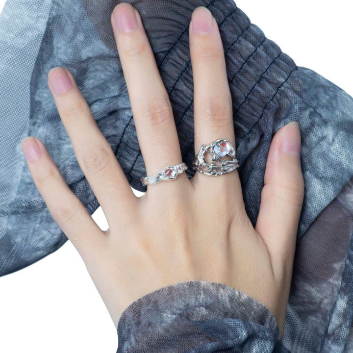 Anillo de piedra lunar con diseño de ramas irregulares de Olivenorma