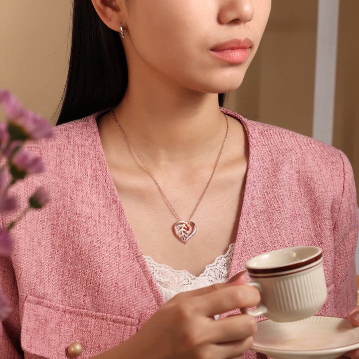 Collar con corazón grabado y piedras de nacimiento personalizadas de Olivenorma