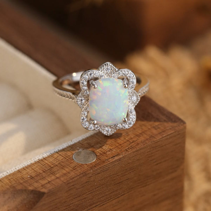 Anillo de compromiso con diseño grabado de circonita blanca y ópalo de Olivenorma