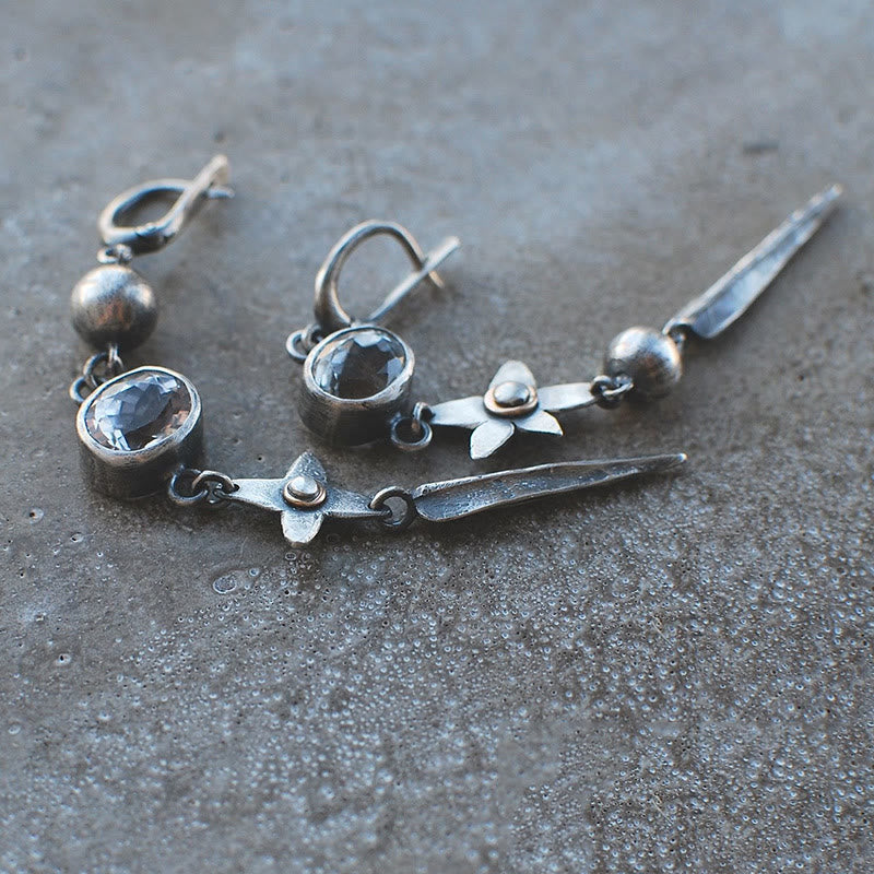 Pendientes largos con forma de estrella y diamantes de imitación bañados en plata y diseño geométrico de Olivenorma