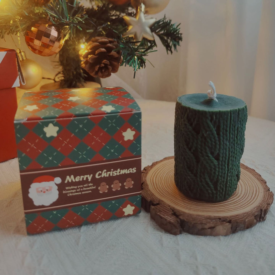 Vela con forma de calcetín navideño hecha con ovillo de lana y guante grabado de Olivenorma 