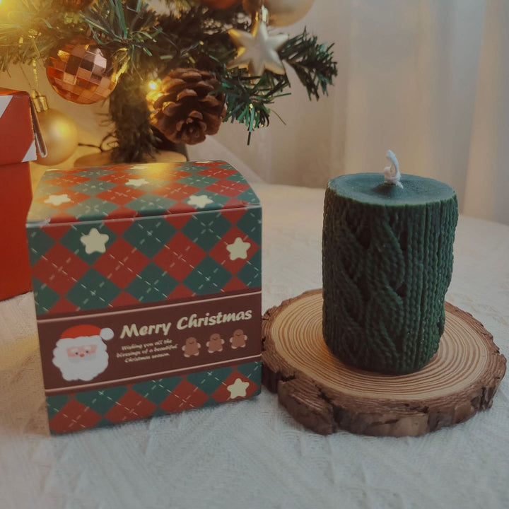 Vela con forma de calcetín navideño hecha con ovillo de lana y guante grabado de Olivenorma 
