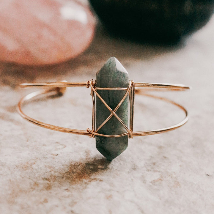 Pulsera de alambre con poste hexagonal de cristal natural de Olivenorma 