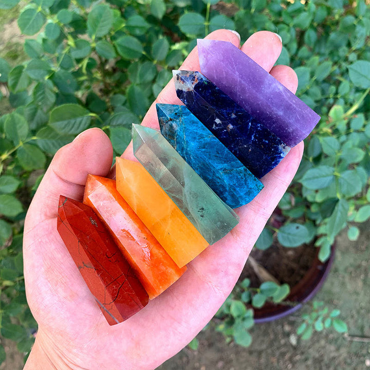 Juego de torres de cristal con varitas de cristal para chakras.