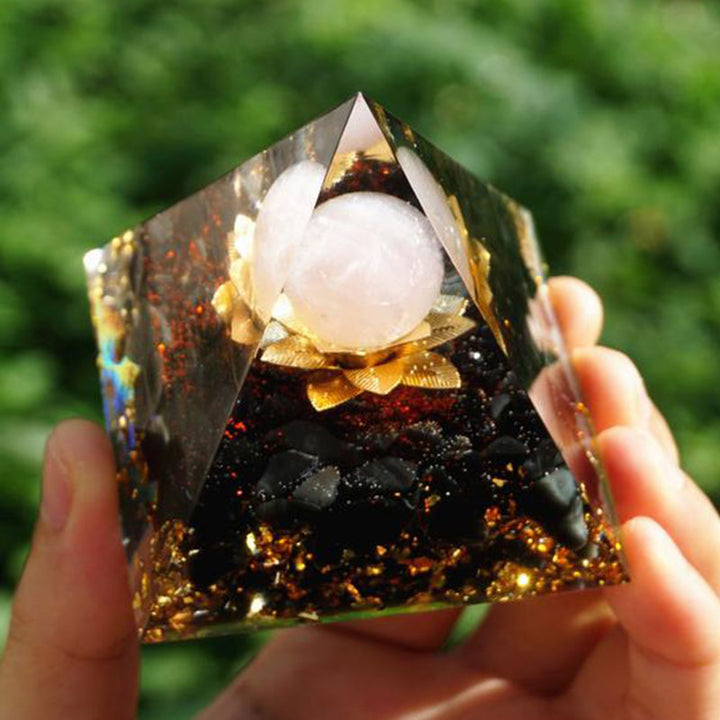 Pirámide de orgón con símbolo de loto de obsidiana y cuarzo transparente de Olivenorma 