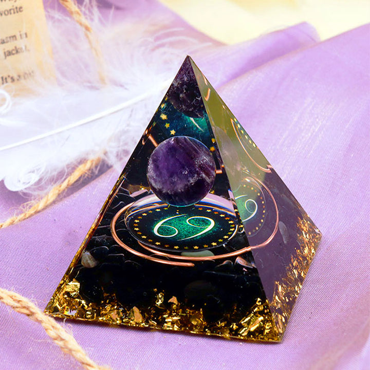 Pirámide de orgón del zodiaco Cáncer con esfera de amatista y obsidiana de Olivenorma