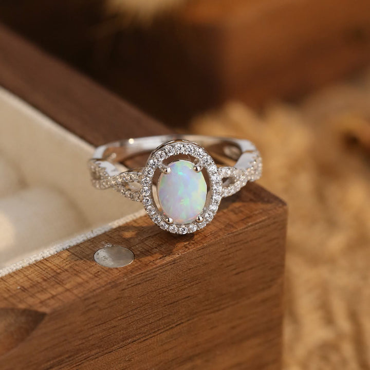 Anillo de diseño trenzado con circonita blanca y ópalo ovalado de Olivenorma 