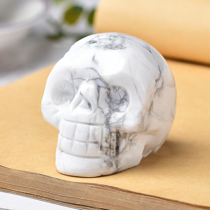 Artesanía con calaveras grabadas en cristal de Olivenorma , decoración con piedras preciosas