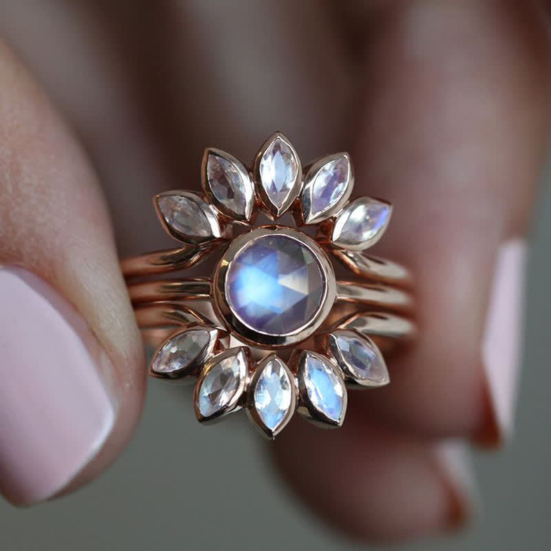 Anillo de 3 piezas con piedra lunar y flor de sol de Olivenorma “Diosa de las mareas”