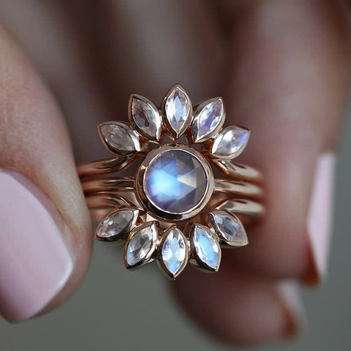 Anillo de 3 piezas con piedra lunar y flor de sol de Olivenorma “Diosa de las mareas”