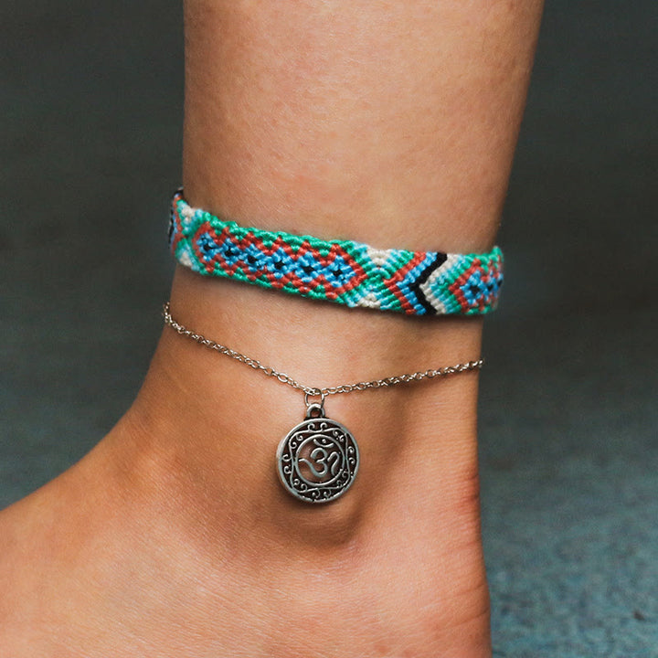 Pulsera tobillera con colgante OM de cuerda de algodón tejida a mano de Olivenorma