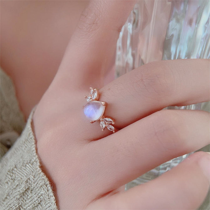 Anillo de oro rosa con forma de gota de circonita blanca y piedra lunar de Olivenorma. 