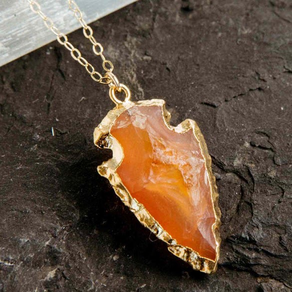 Collar con punta de flecha de cornalina de cristal natural de Olivenorma