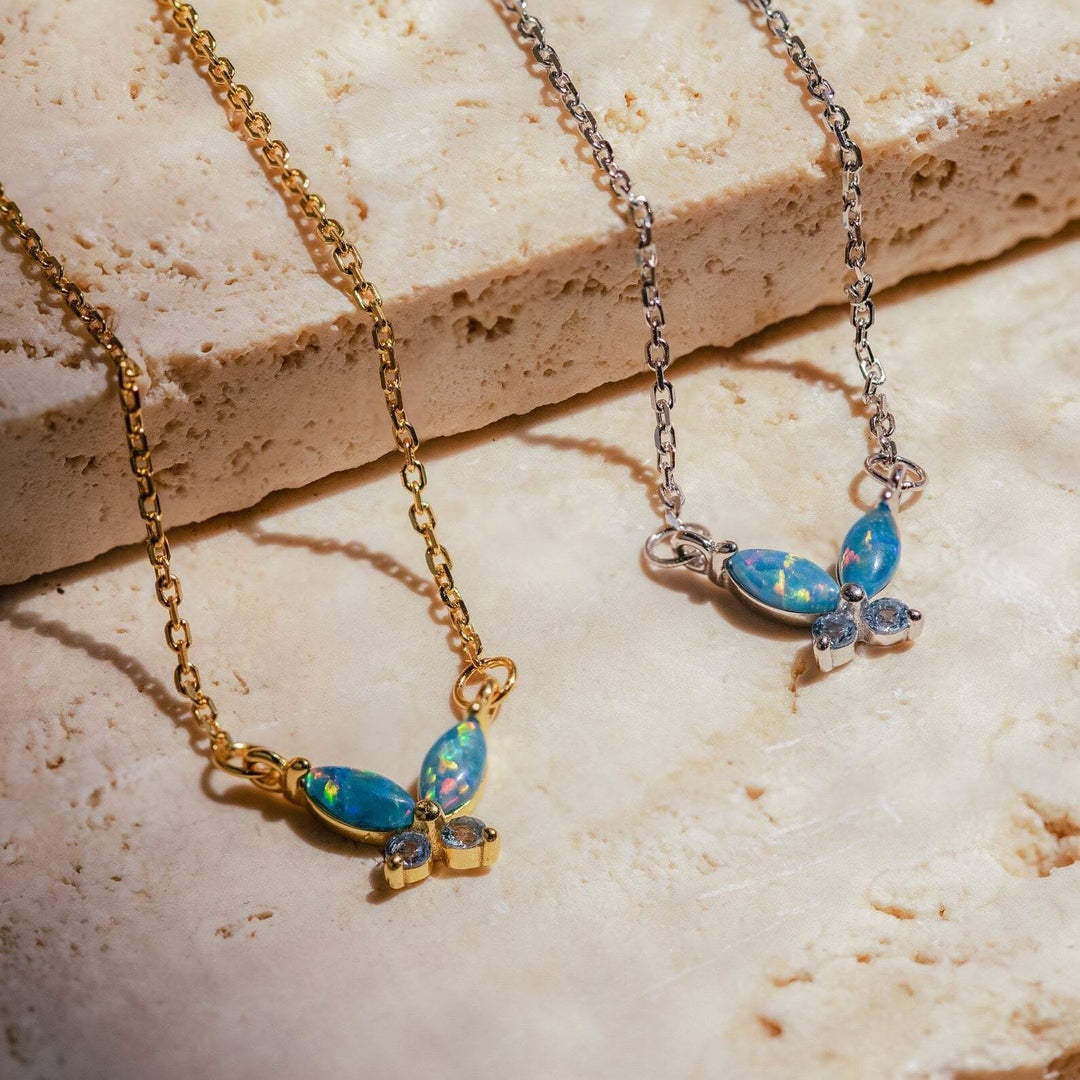 Collar de acero y titanio con colgante de mariposa de ópalo azul y rosa de Olivenorma
