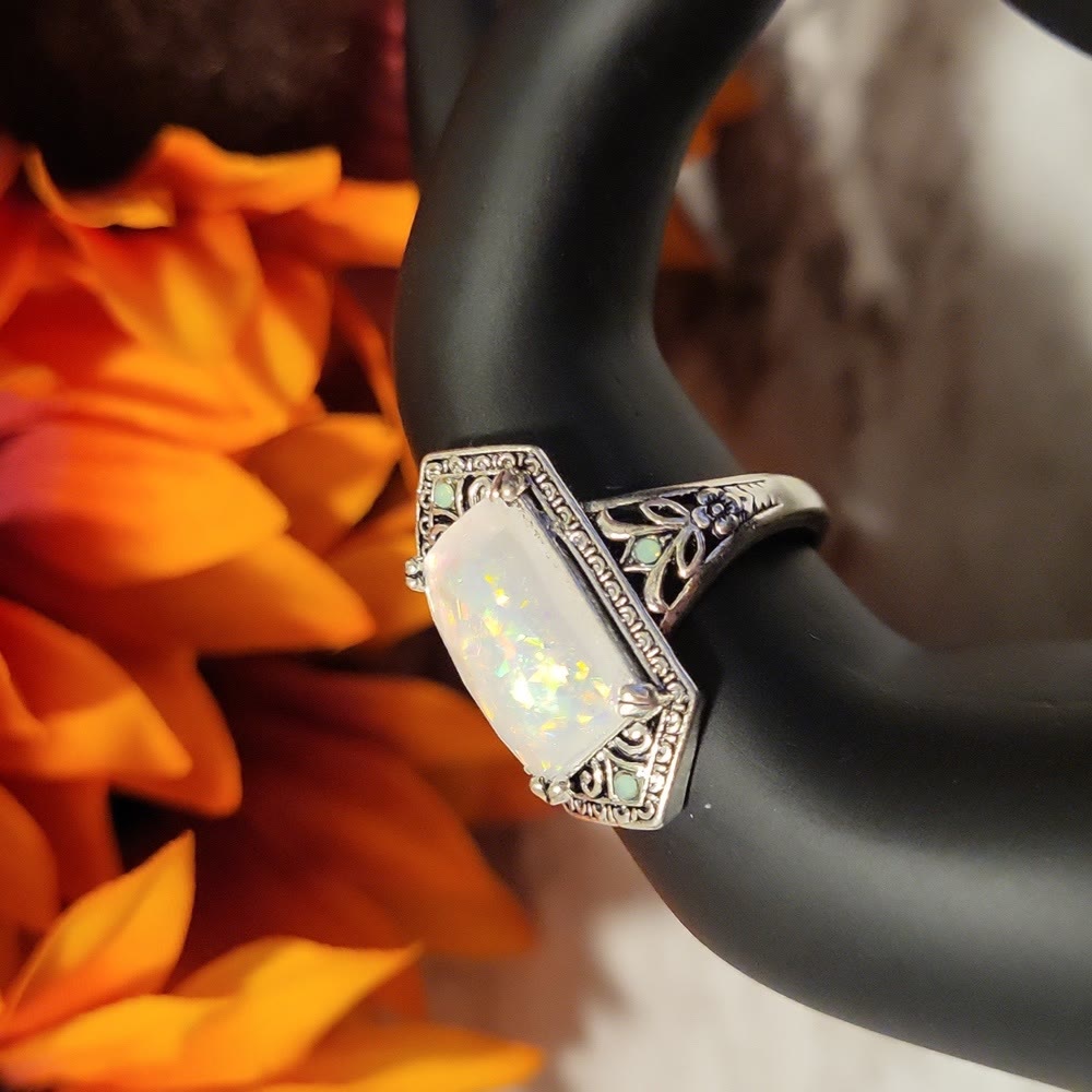 Anillo de plata antigua con ópalo blanco cuadrado de Olivenorma