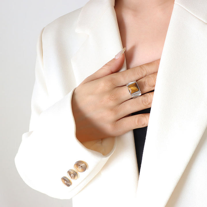 Anillo de titanio, plata y oro con ojo de tigre y malaquita cuadrada de Olivenorma