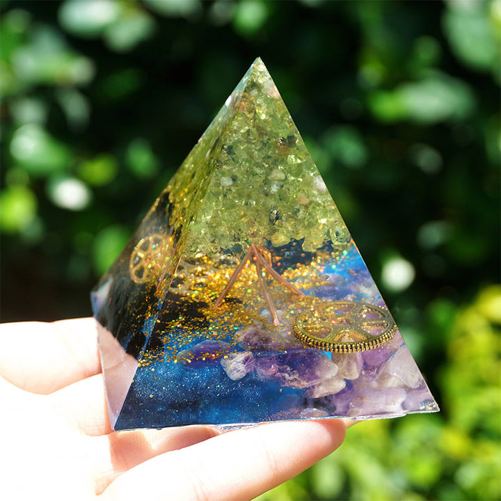 Pirámide de orgón de peridoto, amatista y turmalina negra de Olivenorma 