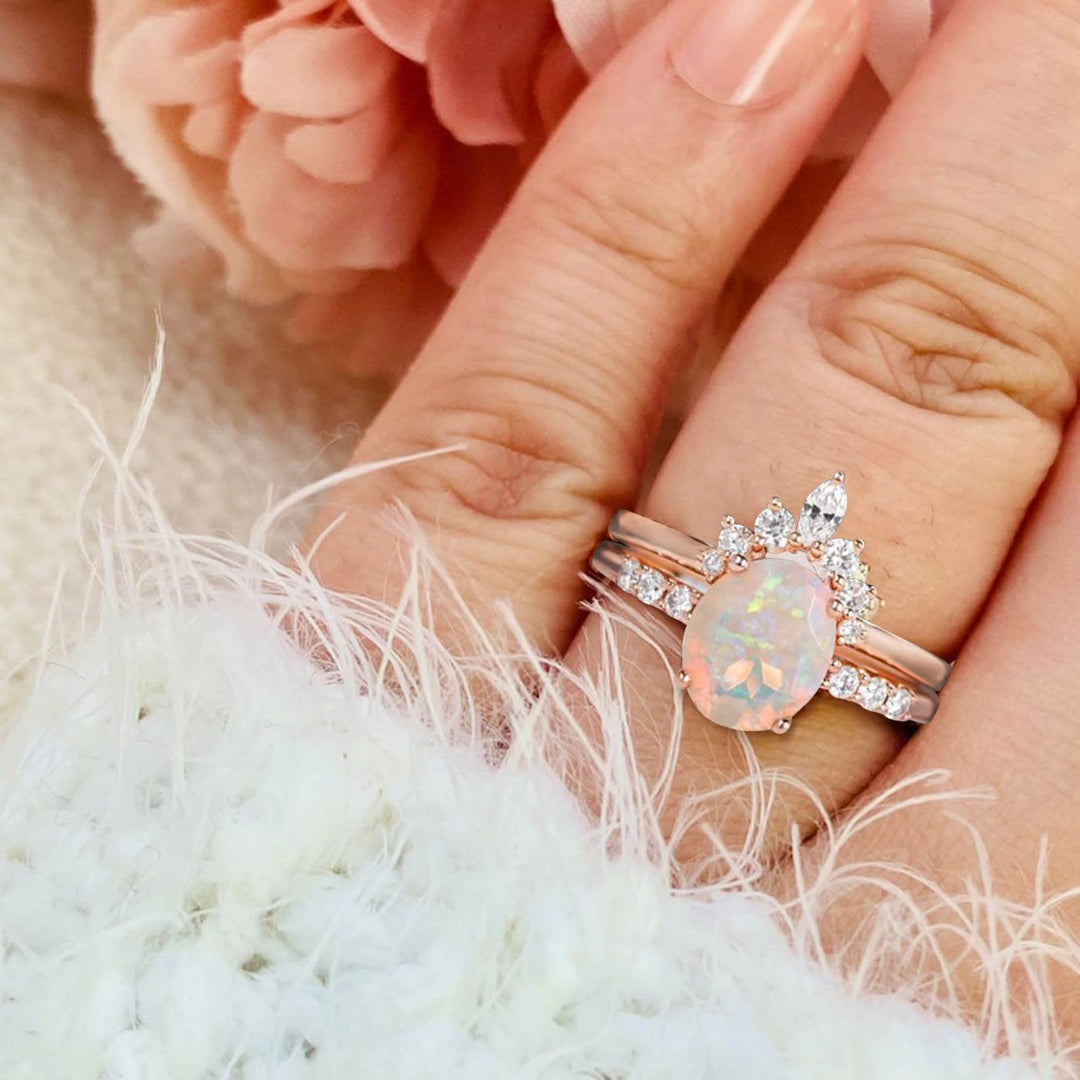 Anillo de compromiso en oro rosa con ópalo ovalado antiguo de Olivenorma 