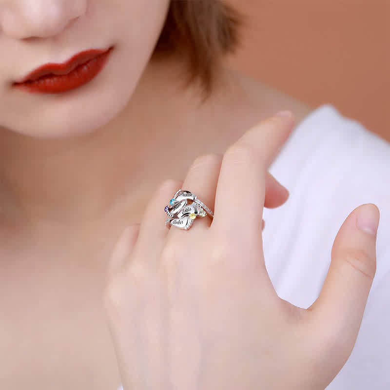 Anillo con piedras de nacimiento grabadas con pies de bebé de Olivenorma Creative
