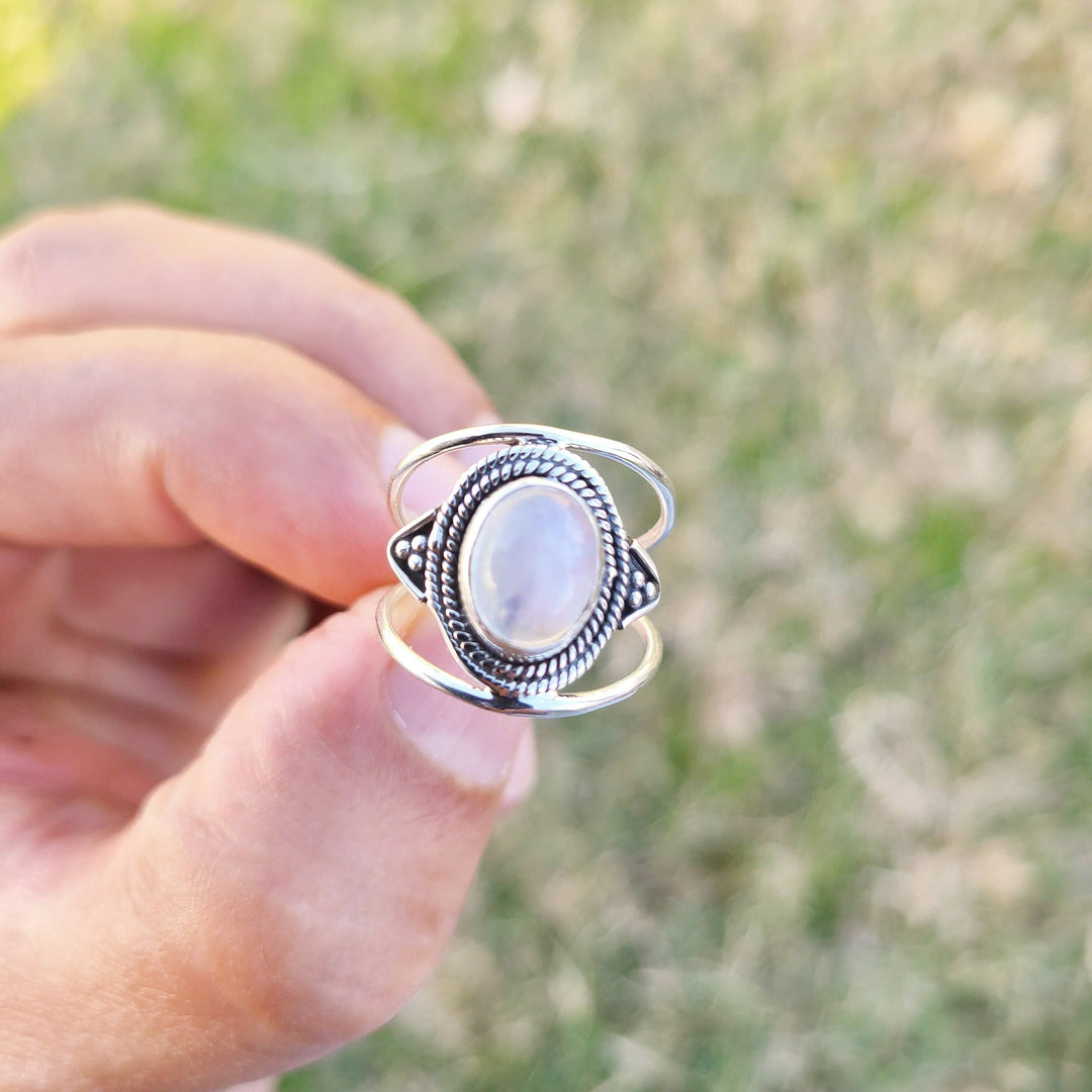 Anillo de piedra lunar de Bohemia de Olivenorma
