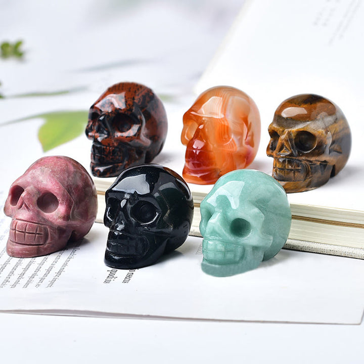 Artesanía con calaveras grabadas en cristal de Olivenorma , decoración con piedras preciosas