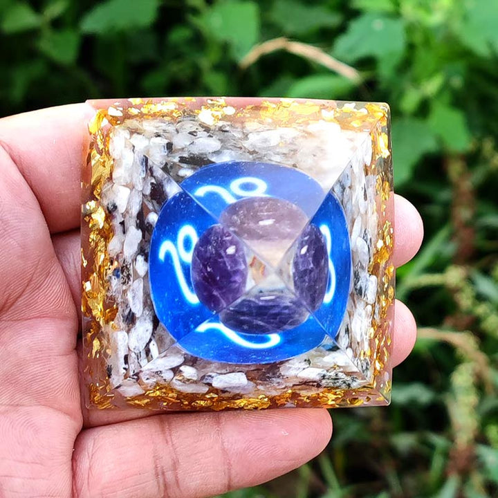 Pirámide orgónica del zodíaco Leo de amatista Olivenorma con cuarzo transparente