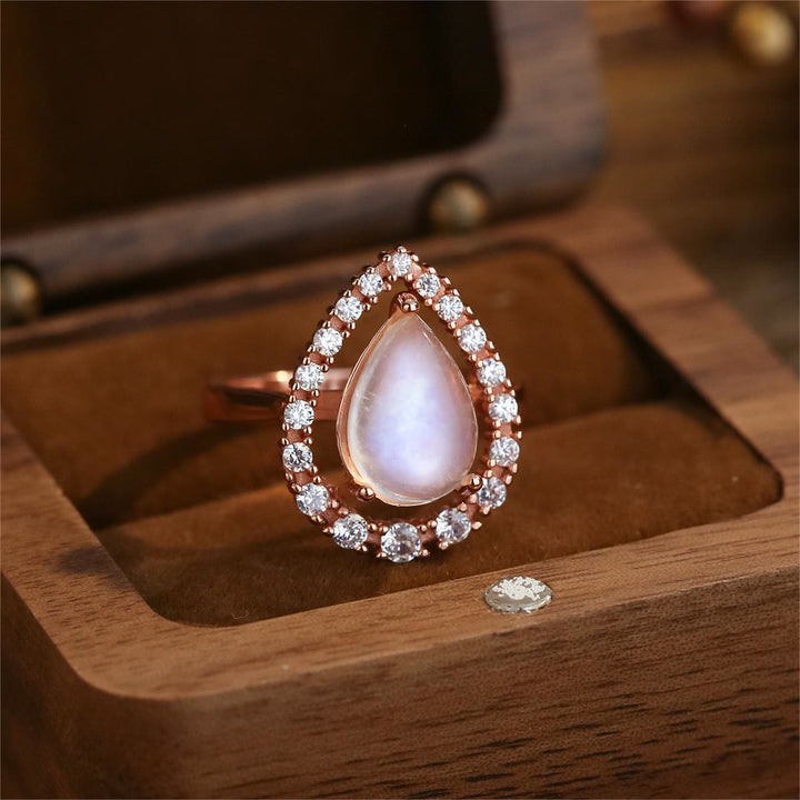 Anillo de oro rosa S925 con circonita blanca y piedra lunar en forma de gota de agua de Olivenorma