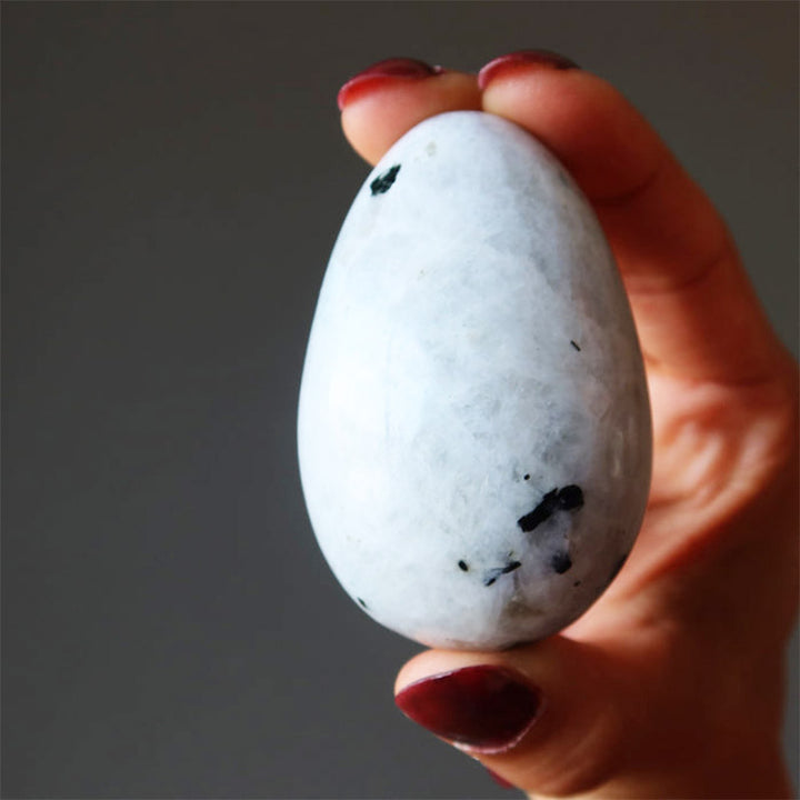Huevo de cristal de turmalina y piedra lunar de Pascua Nuevos comienzos