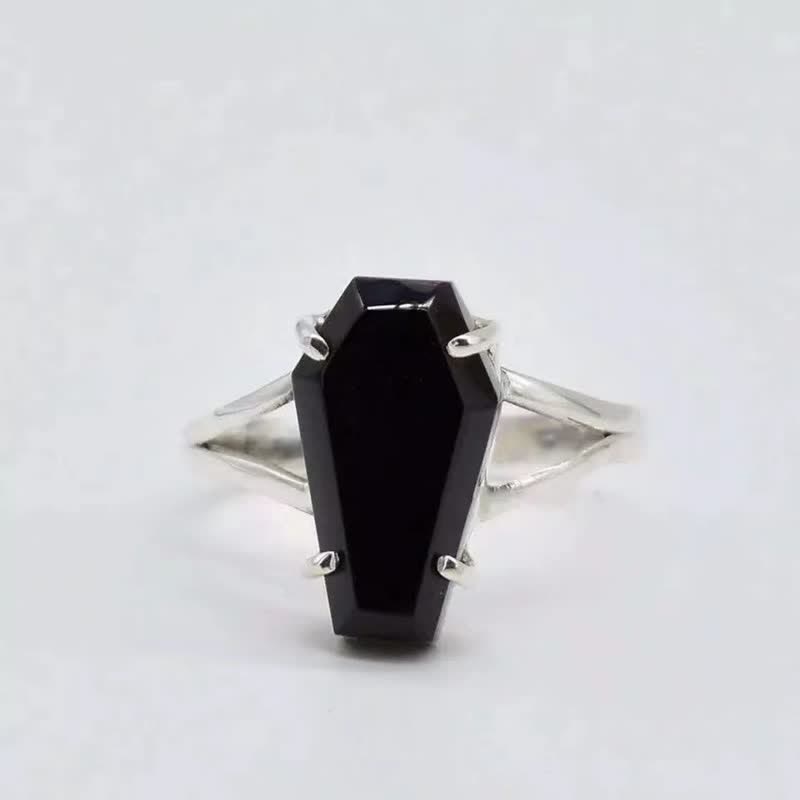 Anillo de ataúd de ónix negro de Olivenorma