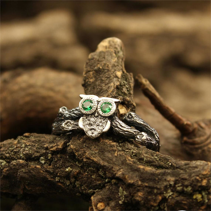Anillo de compromiso de plata con búho en la rama y esmeralda de Olivenorma 