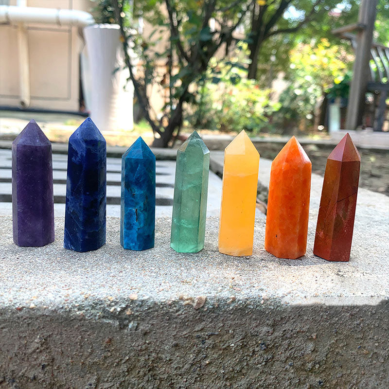 Juego de torres de cristal con varitas de cristal para chakras.