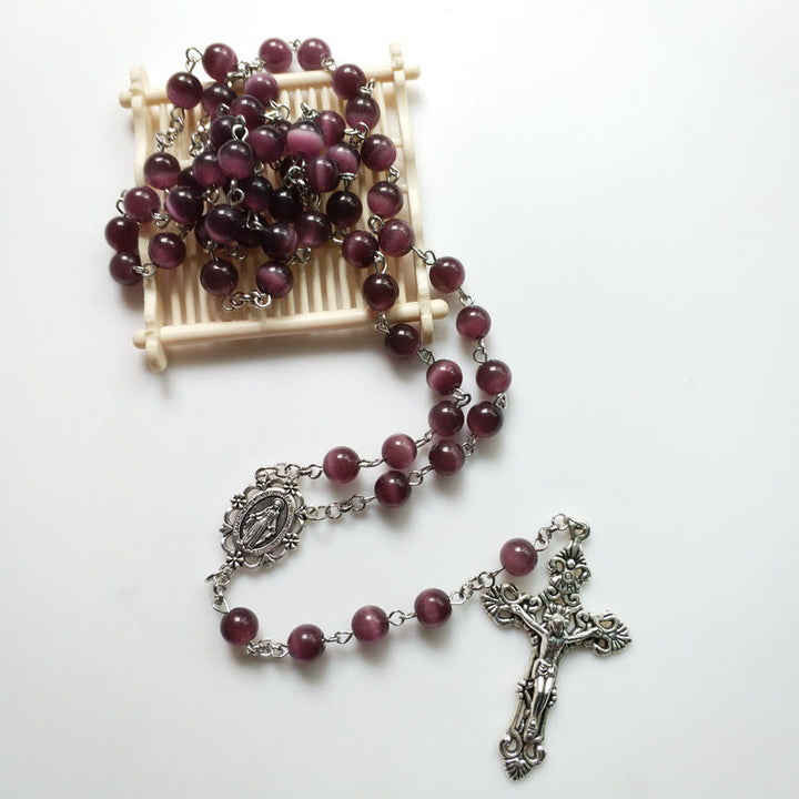 Collar rosario con cruz de plata y piedra de ojo de gato morada de Olivenorma