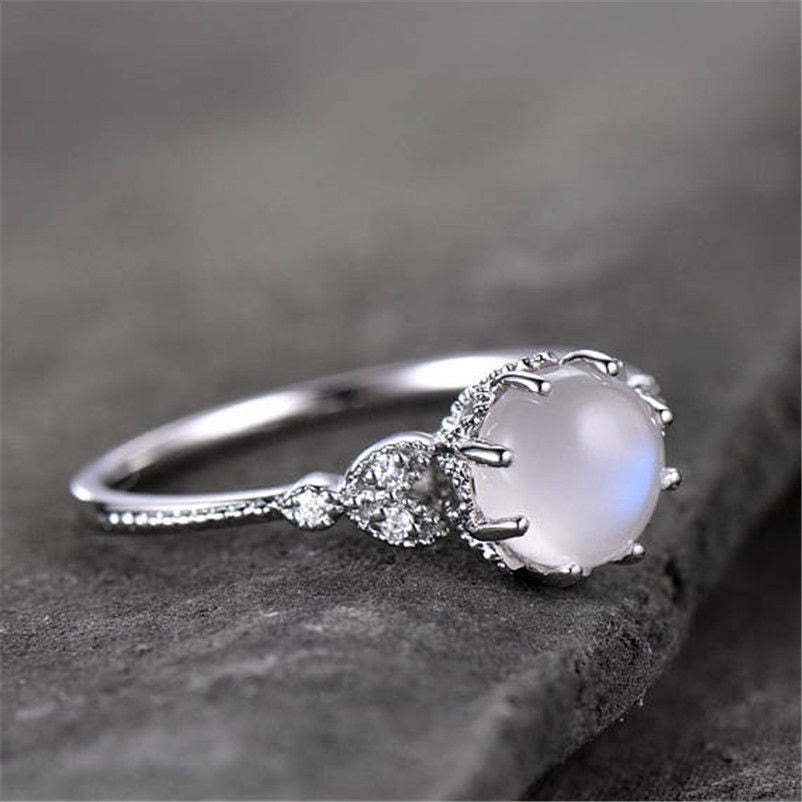 Anillo de piedra lunar redondo con ópalo y circonita blanca de Olivenorma 
