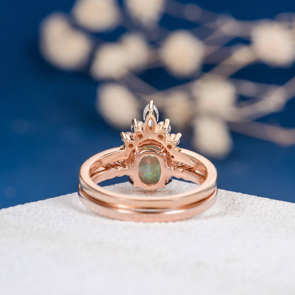 Anillo de compromiso en oro rosa con ópalo ovalado antiguo de Olivenorma 