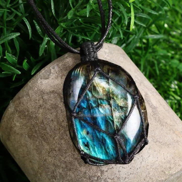 Collar de piedra labradorita natural con forma de corazón de dragón envuelto de Olivenorma