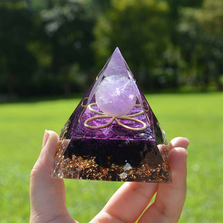 Esfera de amatista de Olivenorma con pirámide de orgón de obsidiana