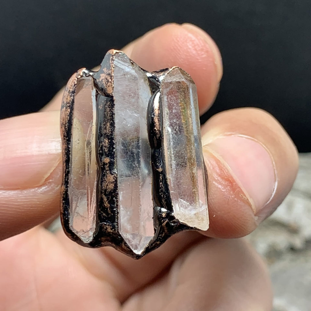 Anillo ajustable de triple combinación irregular de cuarzo transparente natural de Olivenorma 