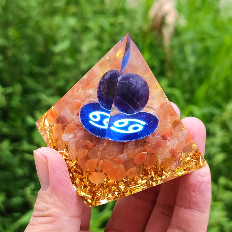 Pirámide de orgón del zodiaco Cáncer con amatista y cornalina de Olivenorma 