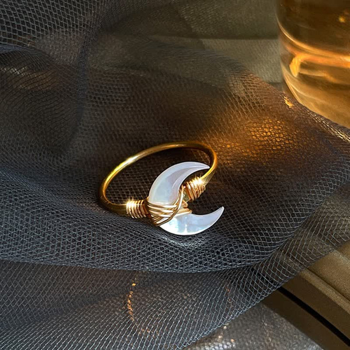Anillo ajustable abierto con media luna de nácar de Olivenorma
