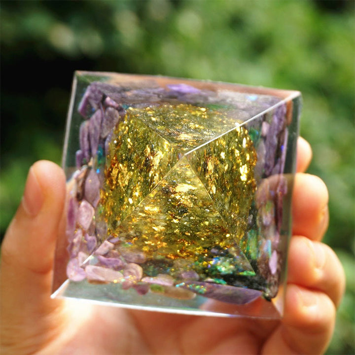 Pirámide de orgón de charoita y peridoto del árbol de la vida de Olivenorma 