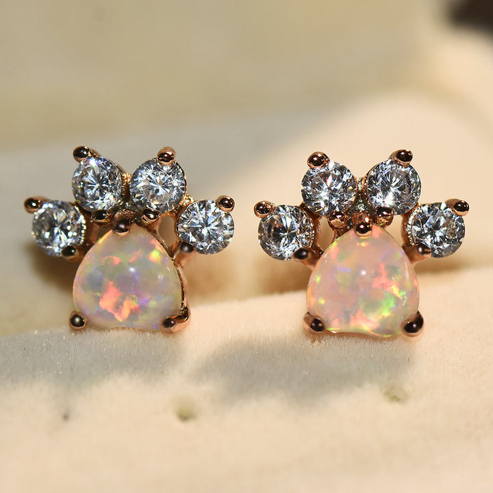 Pendientes de pata de gatito con circonita blanca y ópalo kawaii de Olivenorma
