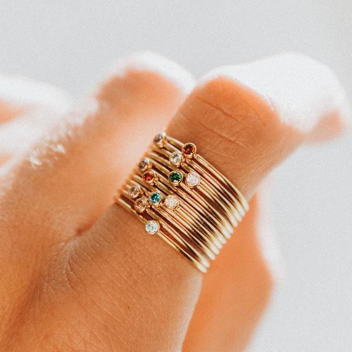 Anillo fino con piedra natal de Olivenorma para el día del nacimiento de 12 meses