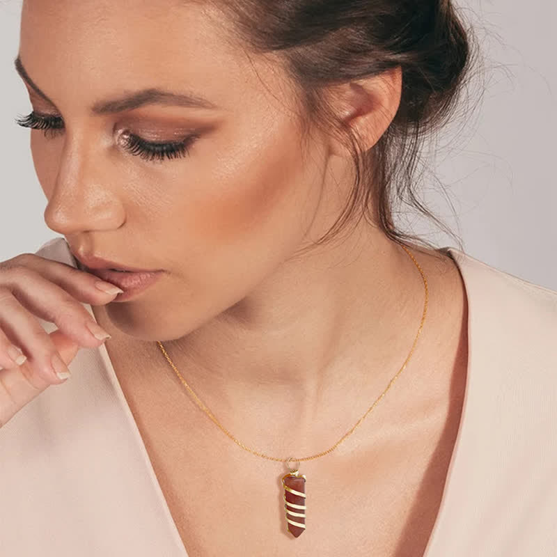 Collar de cristal con forma de bala y prisma hexagonal de cornalina de Olivenorma