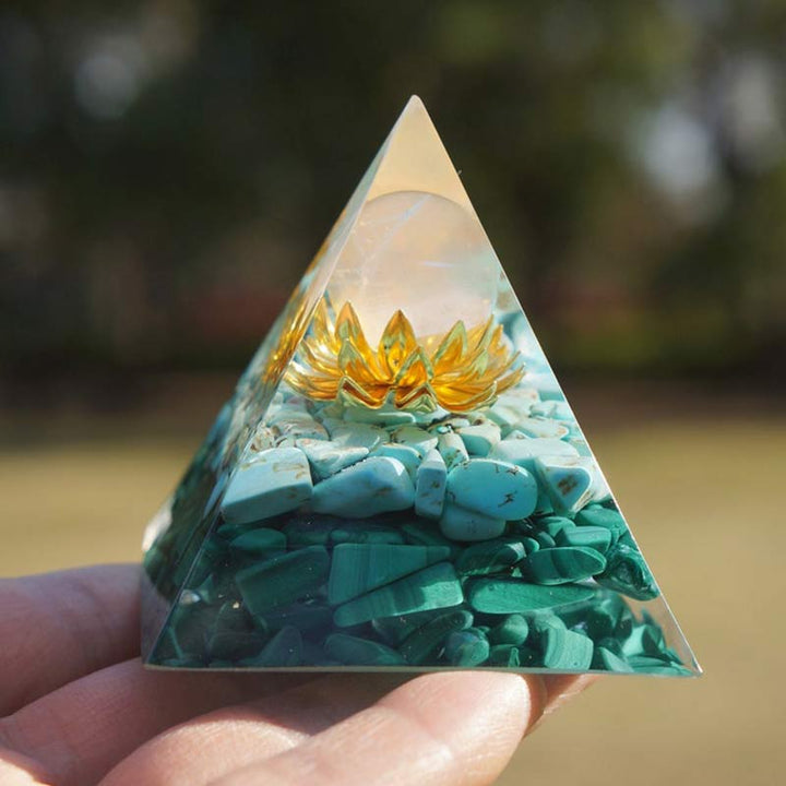 Pirámide de orgón con símbolo de loto de malaquita y turquesa de cristal transparente de Olivenorma