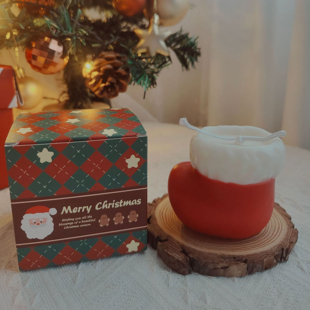 Vela con forma de calcetín navideño hecha con ovillo de lana y guante grabado de Olivenorma 