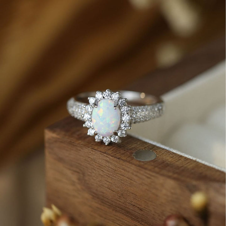 Anillo con flor de circonita blanca y ópalo de Olivenorma 