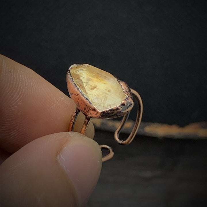 Anillo ajustable con doce piedras de nacimiento de piedra irregular natural en bruto de Olivenorma 