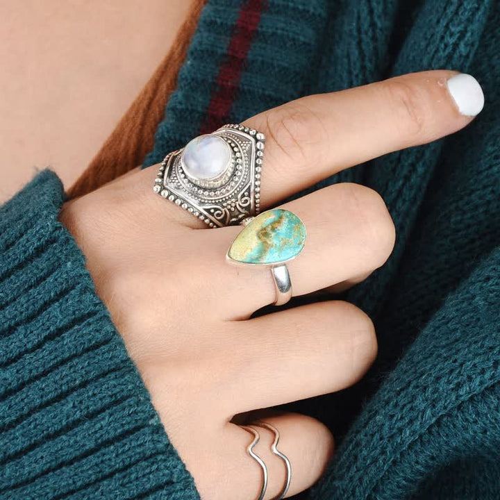 Anillo de plata con piedra lunar estilo retro bohemio