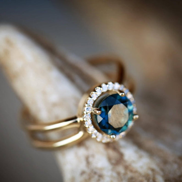 Anillo de compromiso con topacio azul de talla redonda "Deepen Love" de Olivenorma