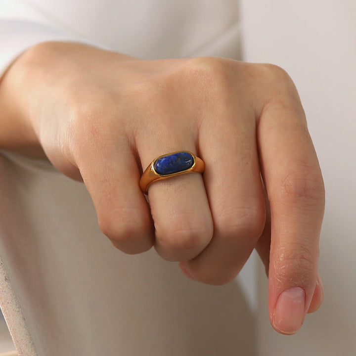 Anillo de oro con piedra natural ovalada de Olivenorma
